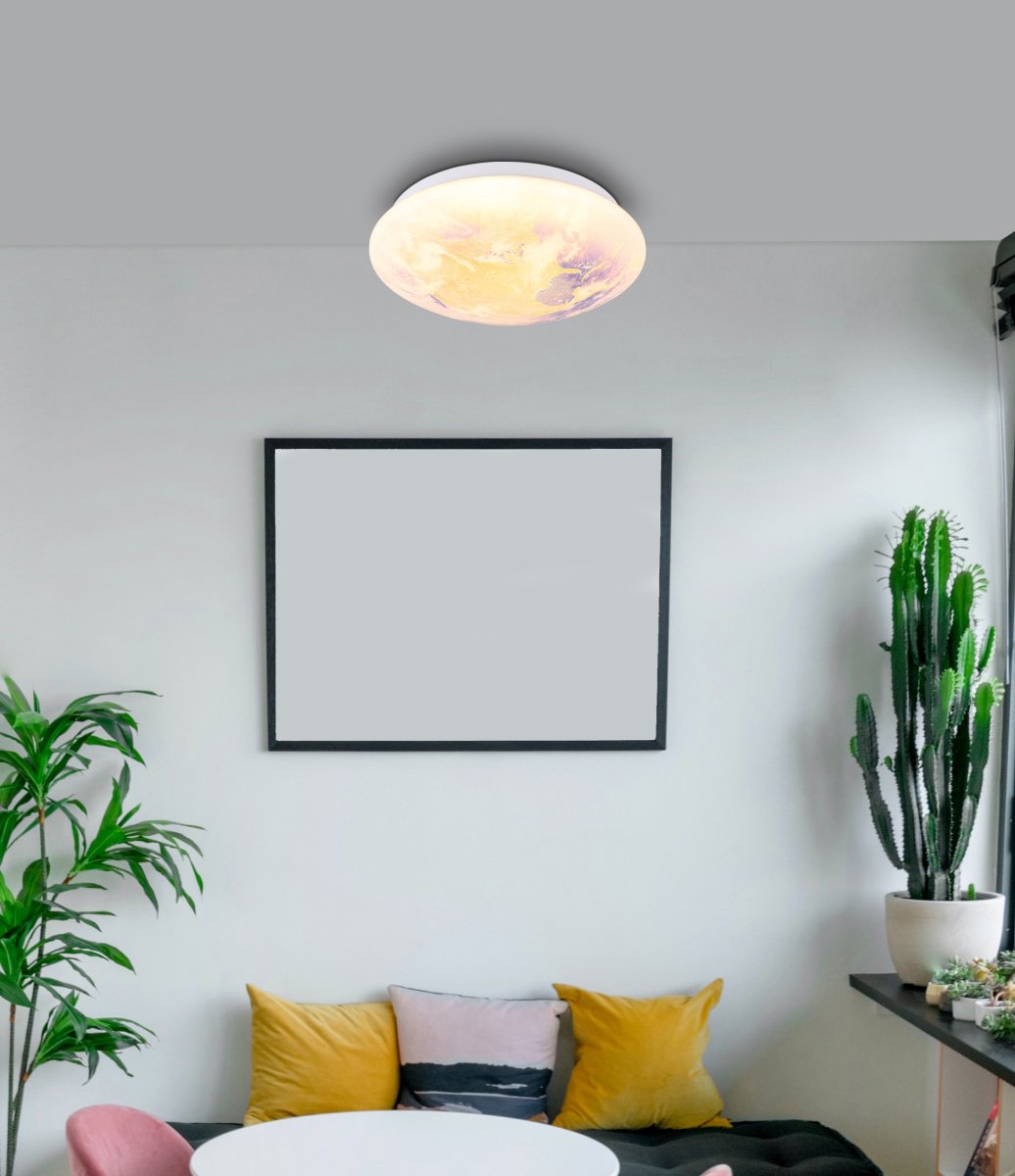 Gaia Ø26 Monivärinen lasten valaisin valmistajalta Globo Lighting - Gaia &auml;r en unik plafond med en detaljerad v&auml;rld och molnmotiv p&aring; sk&auml;rmen.