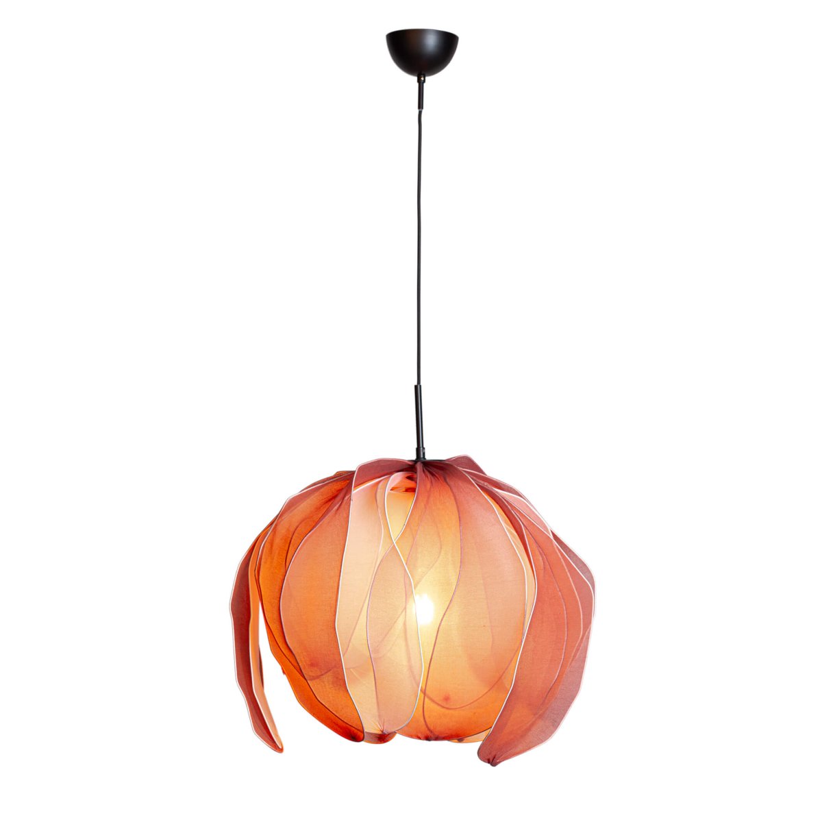 Lou Lou Ø80 Vaaleanpunainen kattovalaisin valmistajalta By Rydéns - Lou Lousta tulee paitsi valonl&auml;hde, my&ouml;s taideteos kotiisi, ja sen mukautuva tyyli tekee siit&auml; t&auml;ydellisen sisustuksen yksityiskohdan luomaan ainutlaatuisen tunnelman.