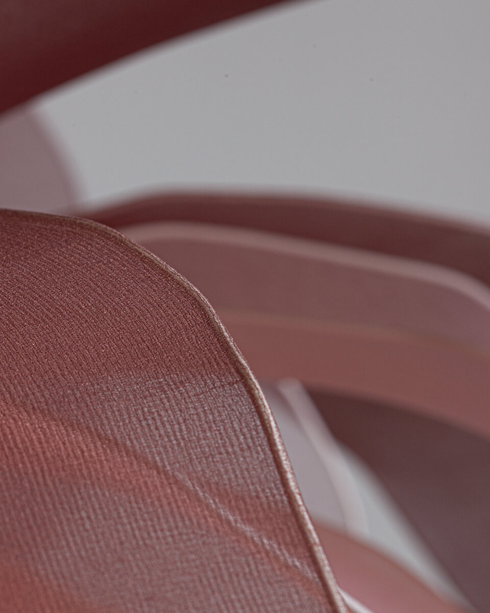 Lou Lou Ø80 Vaaleanpunainen kattovalaisin valmistajalta By Rydéns - Lou Lousta tulee paitsi valonl&auml;hde, my&ouml;s taideteos kotiisi, ja sen mukautuva tyyli tekee siit&auml; t&auml;ydellisen sisustuksen yksityiskohdan luomaan ainutlaatuisen tunnelman.