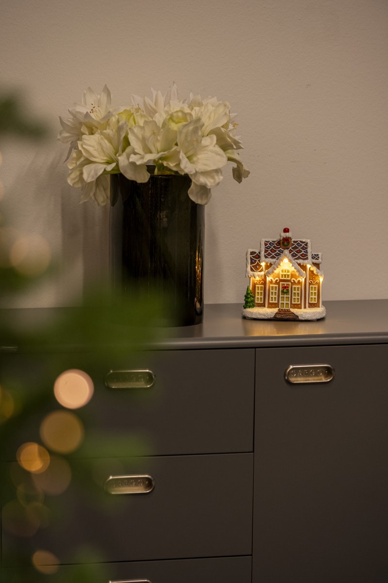 Piparkakkutalo LED 17cm Ruskea valmistajalta Konstsmide - T&auml;ydellinen p&ouml;yd&auml;n tai ikkunan koristeeksi.