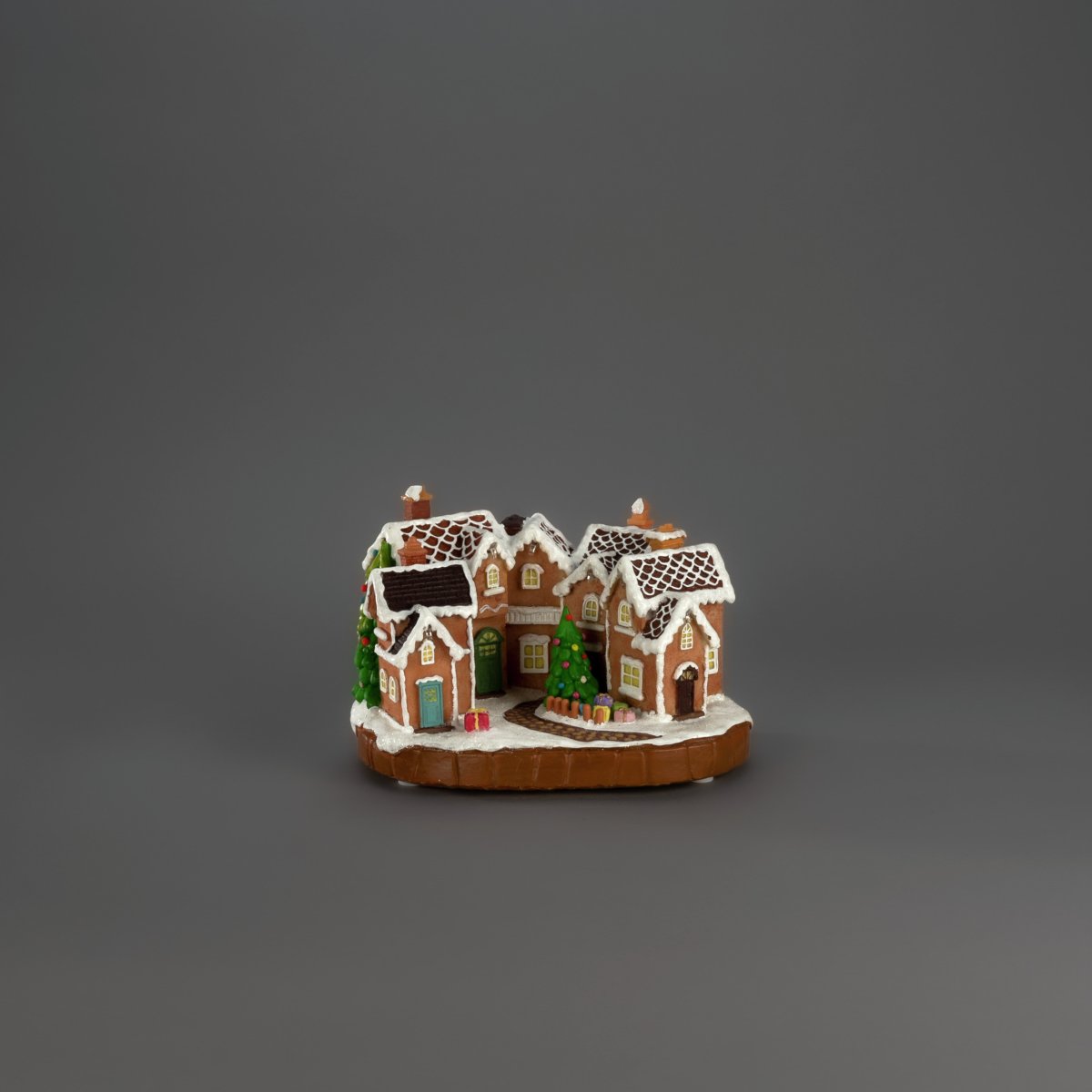Piparkakkukylä 17cm Ruskea valmistajalta Konstsmide - Lumipeitteiset katot, v&auml;rikk&auml;&auml;t ovet ja koristeltu joulukuusi keskell&auml; luovat satumaisen joulutunnelman.