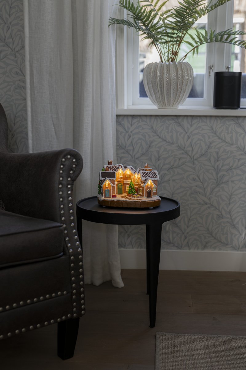 Piparkakkukylä 17cm Ruskea valmistajalta Konstsmide - Lumipeitteiset katot, v&auml;rikk&auml;&auml;t ovet ja koristeltu joulukuusi keskell&auml; luovat satumaisen joulutunnelman.