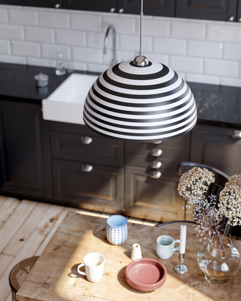 Stripe Ø45 Mustavalkoinen kattovalaisin valmistajalta By Rydéns - Graafisen kuvion ja hopeisen sis&auml;puolen yhdistelm&auml; luo elegantin ja tehokkaan valon, joka levitt&auml;&auml; l&auml;mpim&auml;n ja kutsuvan tunnelman huoneeseen.