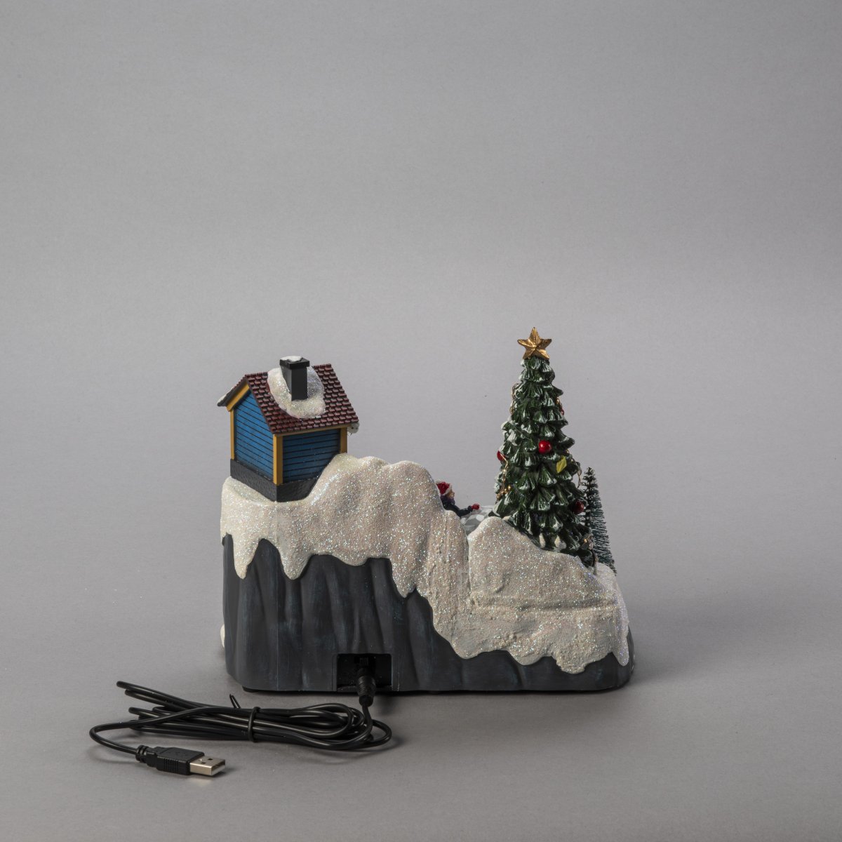 Talvimaisema LED 18cm Monivärinen valmistajalta Konstsmide - Winterland on varustettu 6 tunnin ajastimella ja toimii 3 AA-paristolla tai mukana tulevalla 180 cm:n USB-kaapelilla.