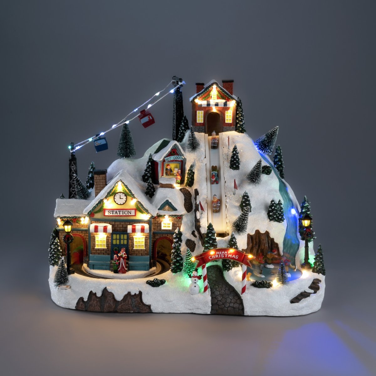 Joulukylä Hiihtokeskus 28cm Monivärinen valmistajalta Konstsmide - Luo el&auml;v&auml; ja taianomainen joulutunnelma t&auml;ll&auml; yksityiskohtaisella hiihtokeskuksen muotoisella joulukyl&auml;ll&auml;, joka on valmistettu polyresiinist&auml;.