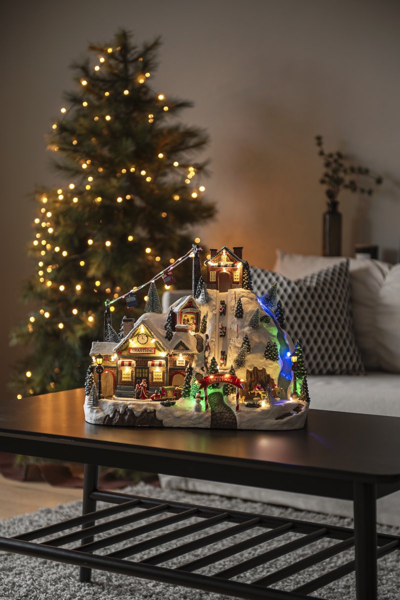 Joulukylä Hiihtokeskus 28cm Monivärinen valmistajalta Konstsmide - Luo el&auml;v&auml; ja taianomainen joulutunnelma t&auml;ll&auml; yksityiskohtaisella hiihtokeskuksen muotoisella joulukyl&auml;ll&auml;, joka on valmistettu polyresiinist&auml;.