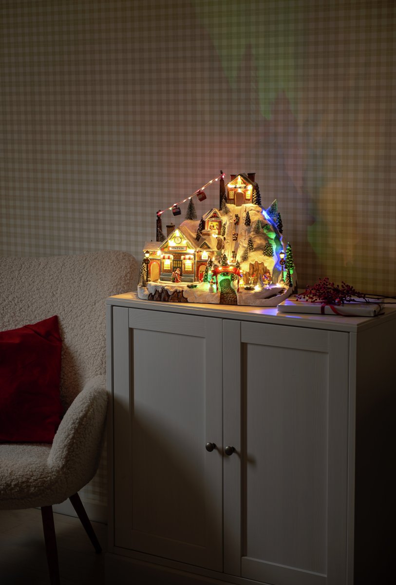 Joulukylä Hiihtokeskus 28cm Monivärinen valmistajalta Konstsmide - Luo el&auml;v&auml; ja taianomainen joulutunnelma t&auml;ll&auml; yksityiskohtaisella hiihtokeskuksen muotoisella joulukyl&auml;ll&auml;, joka on valmistettu polyresiinist&auml;.