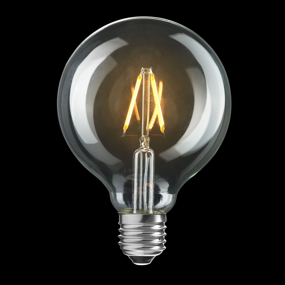 E27 Globelamppu 0,8W 2200K Läpinäkyvä valmistajalta Unison - CLASSIC globe 100 mm kirkas E27-valol&auml;hde, jonka teho on 0,8 W ja l&auml;mmin, pehme&auml; valo; 2200K on t&auml;ydellinen luomaan rento ja kutsuva ilmapiiri.