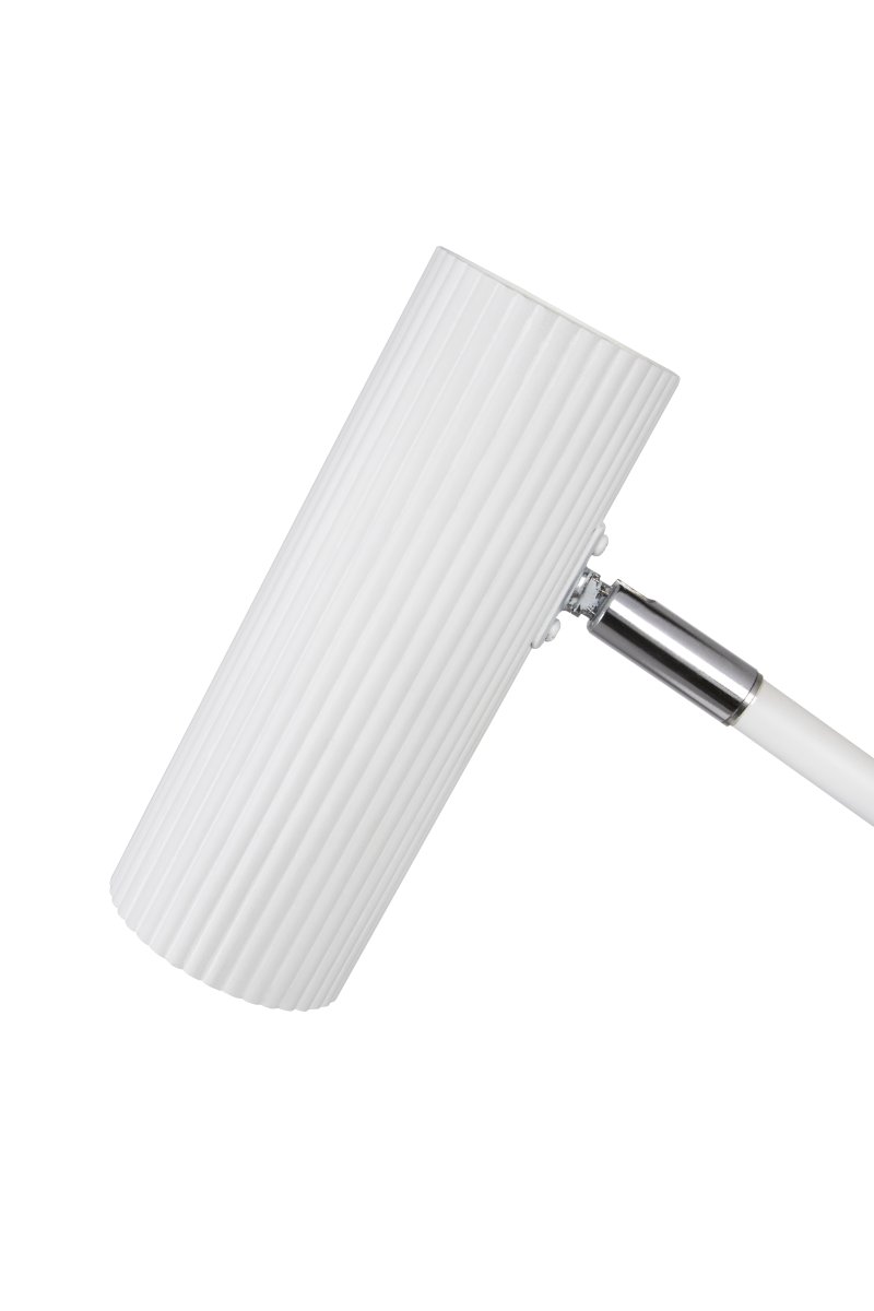 Hubble Read 45cm Valkoinen työpöytävalaisin valmistajalta Globen Lighting - Valaisin on valmistettu mattalakatusta ter&auml;ksest&auml;/alumiinista ja siin&auml; on 200 cm pitk&auml; tekstiilijohto, jossa on virtakytkin ja pistoke.