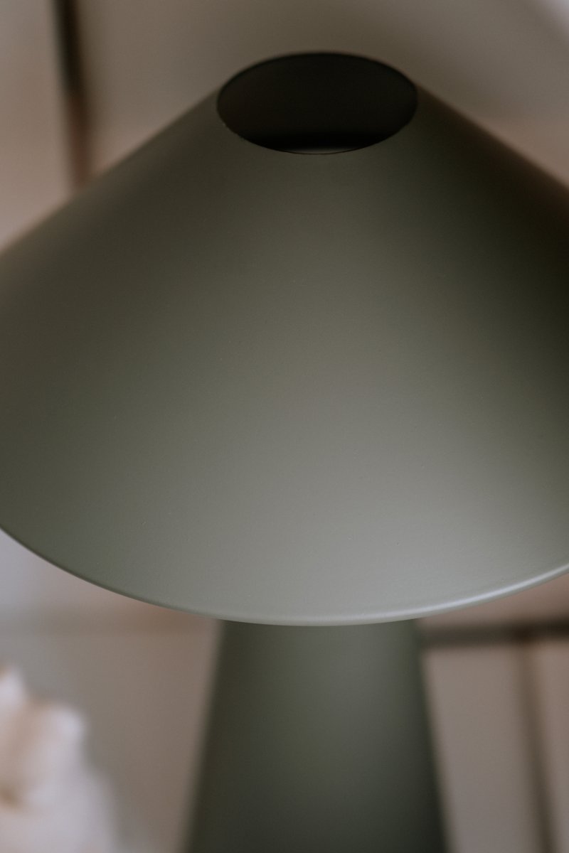 Cannes 40cm Sammaleenvihreä pöytävalaisin valmistajalta Globen Lighting - Cannes on valmistettu mattalakatusta metallista ja siin&auml; on 200 cm pitk&auml; tekstiilijohto pistokkeella ja virtakytkimell&auml;.