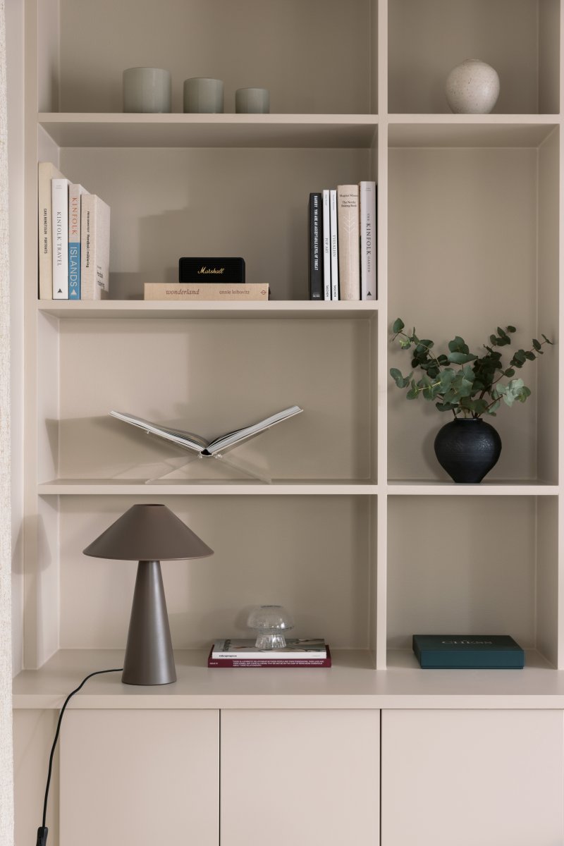 Cannes 40cm Mokka pöytävalaisin valmistajalta Globen Lighting - Cannes on valmistettu mattalakatusta metallista ja siin&auml; on 200 cm pitk&auml; tekstiilijohto pistokkeella ja virtakytkimell&auml;.