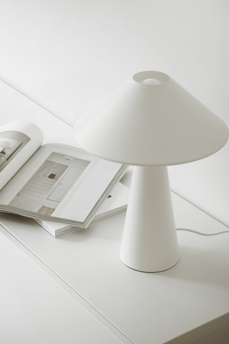 Cannes 40cm Valkoinen pöytävalaisin valmistajalta Globen Lighting - Cannes on valmistettu mattalakatusta metallista ja siin&auml; on 200 cm pitk&auml; tekstiilijohto pistokkeella ja virtakytkimell&auml;.