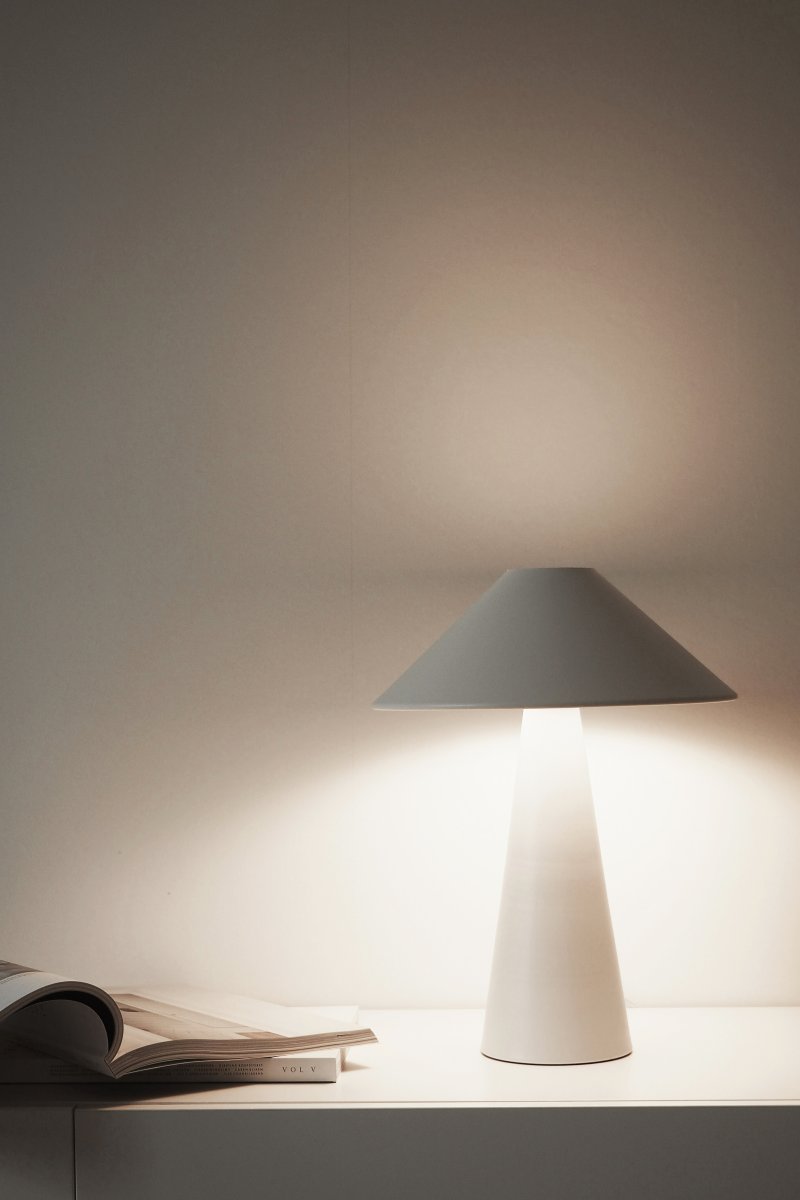 Cannes 40cm Valkoinen pöytävalaisin valmistajalta Globen Lighting - Cannes on valmistettu mattalakatusta metallista ja siin&auml; on 200 cm pitk&auml; tekstiilijohto pistokkeella ja virtakytkimell&auml;.