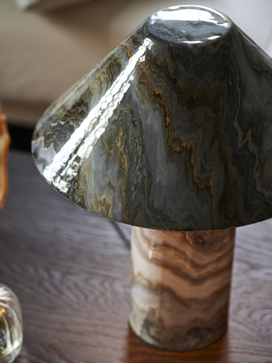 Marnie 43cm Harmaa pöytävalaisin valmistajalta PR Home - Metallinen pöytävalaisin Marnie, marmorikuvioinen sisustus valkoisen, harmaan ja kultaisen sävyin.