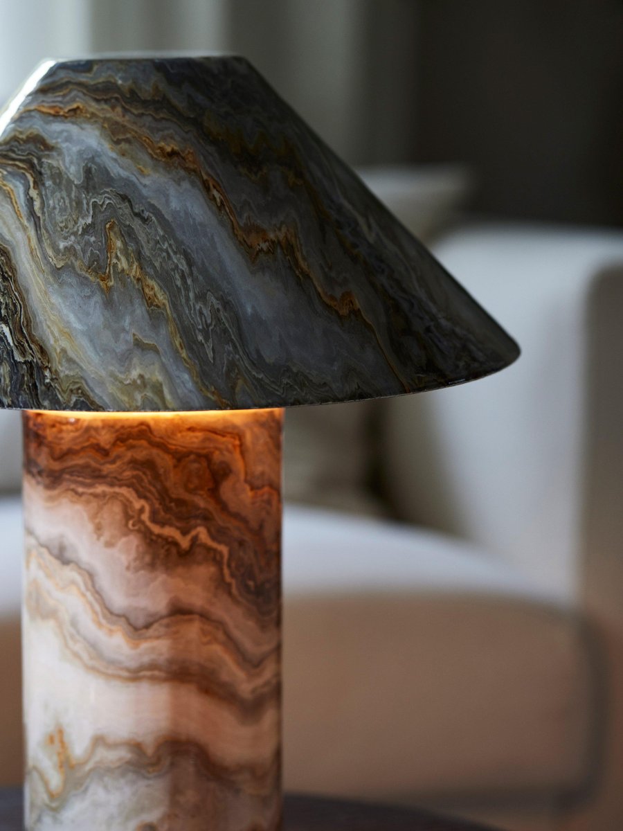 Marnie 43cm Harmaa pöytävalaisin valmistajalta PR Home - Metallinen pöytävalaisin Marnie, marmorikuvioinen sisustus valkoisen, harmaan ja kultaisen sävyin.