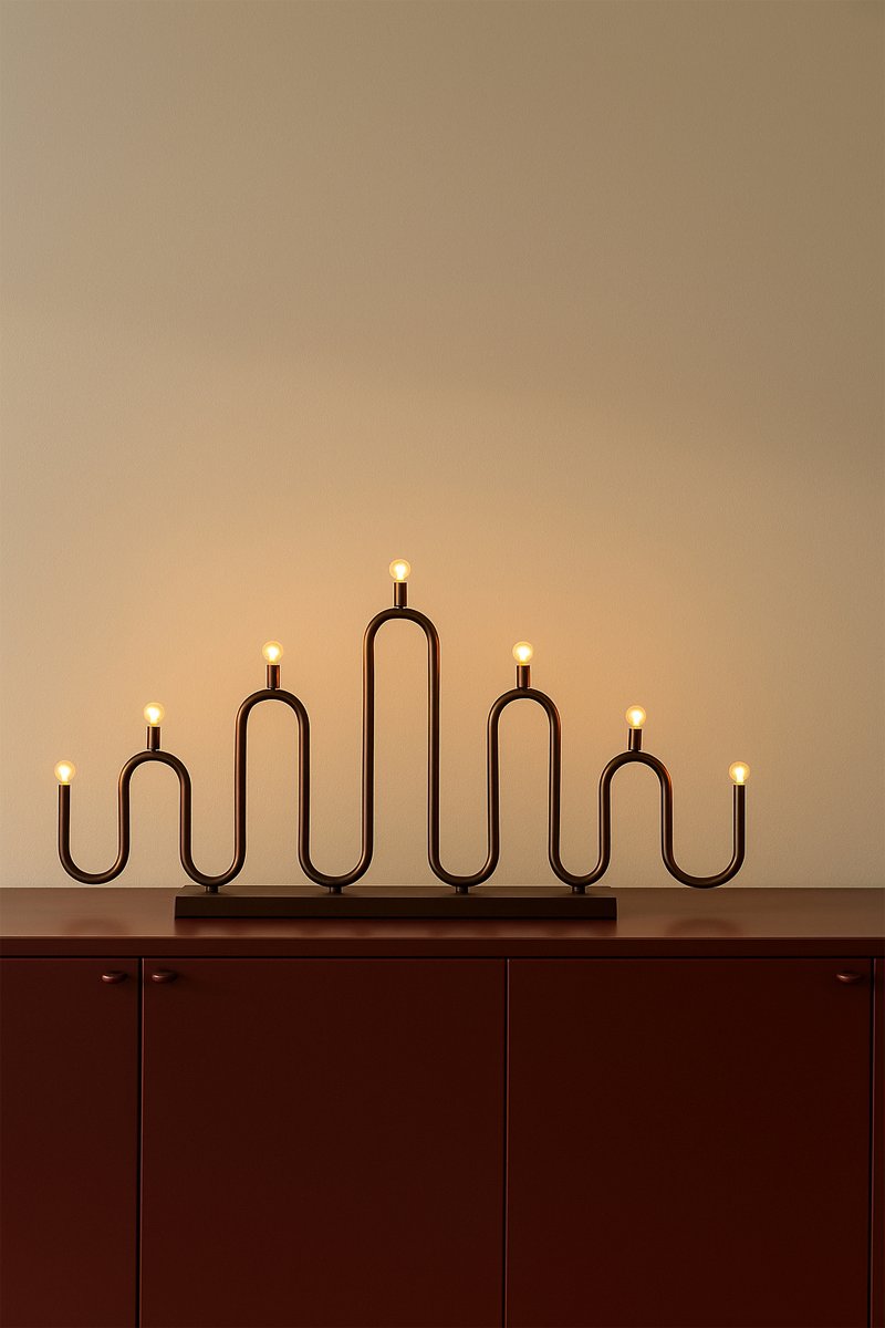 Noel 7 Pronssi valmistajalta Globen Lighting - Noel on koristeellinen rautainen adventtikynttil&auml;njalka, jossa on elegantti pronssinv&auml;rinen viimeistely.