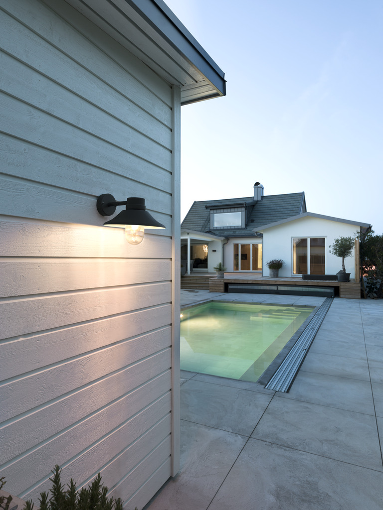 Vega Musta ulkovalo valmistajalta Konstsmide - Leveä varjostin ja kirkas lasikupu levittävät miellyttävää ja suunnattua valoa, minkä ansiosta valaisin on täydellinen sisäänkäyntiin ja terassille.