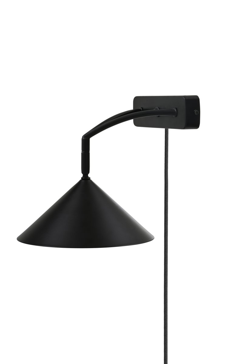 Curve Musta lukulamppu valmistajalta Globen Lighting - Varjostin antaa suunnattua valoa ja sit&auml; voidaan kallistaa sek&auml; korkeussuunnassa ett&auml; sivusuunnassa.