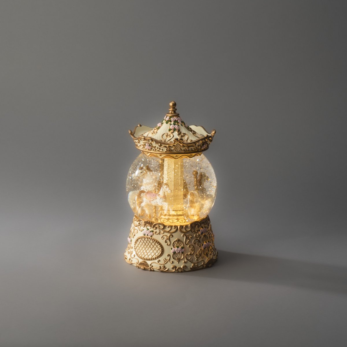 Vesitäytteinen lyhty Karuselli Kulta valmistajalta Konstsmide - Lyhdyss&auml; on ajastintoiminto, joka mahdollistaa 5 tunnin p&auml;&auml;lle ja 19 tunnin pois p&auml;&auml;lt&auml; kytkemisen, ja se toistuvat, joten k&auml;ytt&ouml; on helppoa ja k&auml;tev&auml;&auml;.