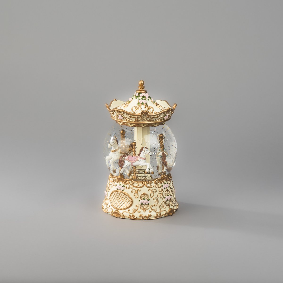 Vesitäytteinen lyhty Karuselli Kulta valmistajalta Konstsmide - Lyhdyss&auml; on ajastintoiminto, joka mahdollistaa 5 tunnin p&auml;&auml;lle ja 19 tunnin pois p&auml;&auml;lt&auml; kytkemisen, ja se toistuvat, joten k&auml;ytt&ouml; on helppoa ja k&auml;tev&auml;&auml;.