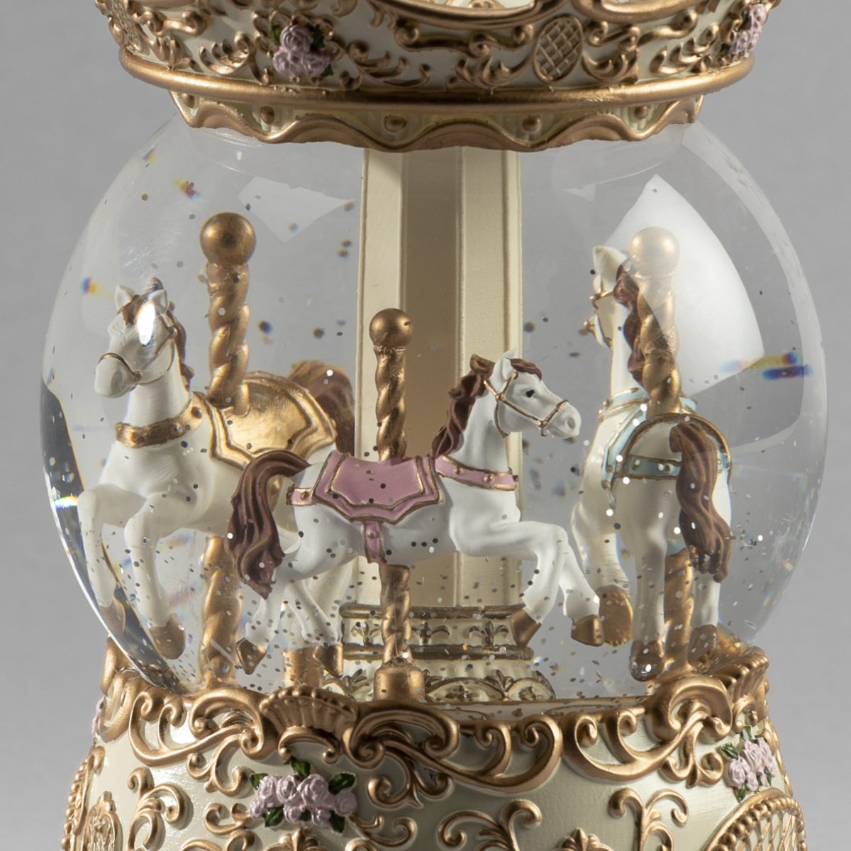 Vesitäytteinen lyhty Karuselli Kulta valmistajalta Konstsmide - Lyhdyss&auml; on ajastintoiminto, joka mahdollistaa 5 tunnin p&auml;&auml;lle ja 19 tunnin pois p&auml;&auml;lt&auml; kytkemisen, ja se toistuvat, joten k&auml;ytt&ouml; on helppoa ja k&auml;tev&auml;&auml;.