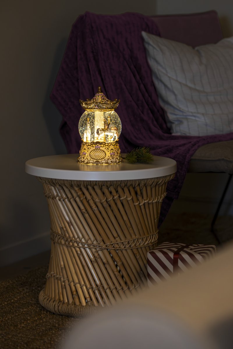 Vesitäytteinen lyhty Karuselli Kulta valmistajalta Konstsmide - Lyhdyss&auml; on ajastintoiminto, joka mahdollistaa 5 tunnin p&auml;&auml;lle ja 19 tunnin pois p&auml;&auml;lt&auml; kytkemisen, ja se toistuvat, joten k&auml;ytt&ouml; on helppoa ja k&auml;tev&auml;&auml;.