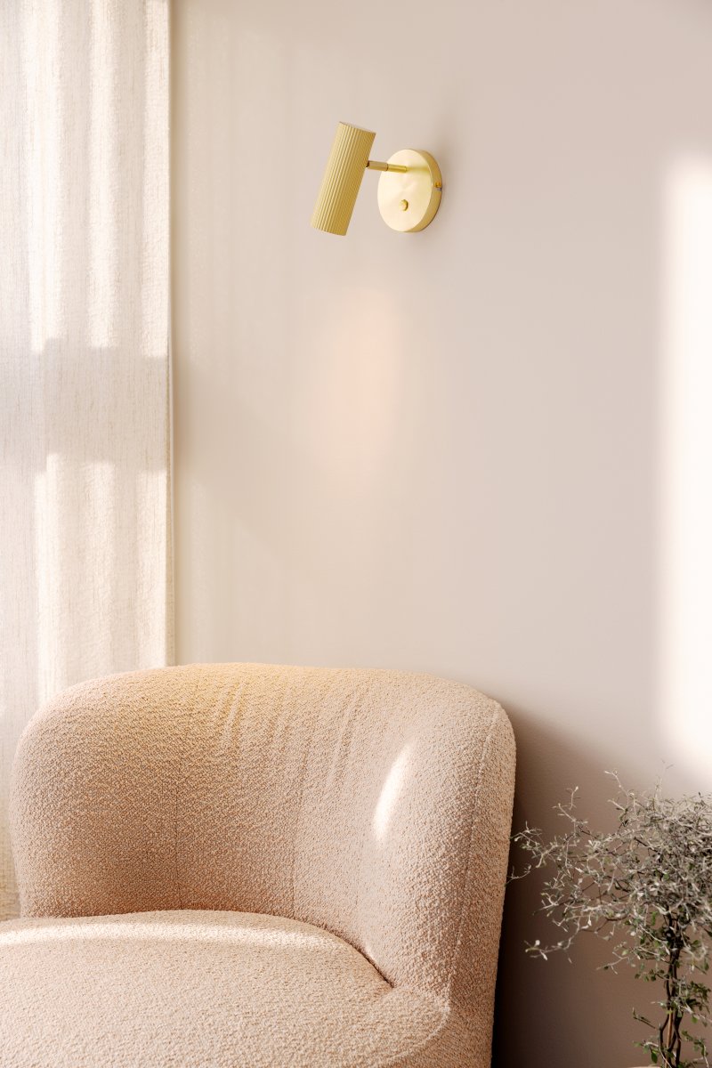 Hubble Harjattu messinki lukulamppu valmistajalta Globen Lighting - Varjostinta voidaan säätää pystysuunnassa ja sivusuunnassa.