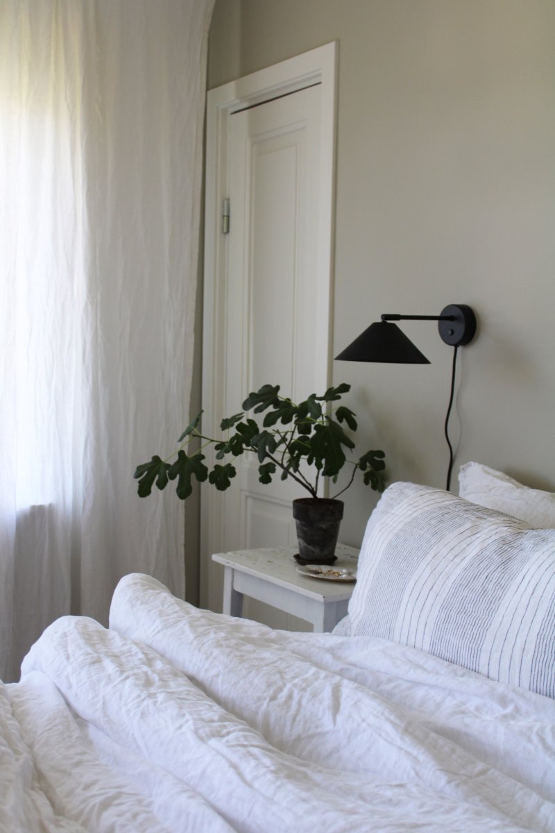 Cannes 30cm Musta lukulamppu valmistajalta Globen Lighting - Varjostin antaa alaspäin suuntautuvaa, pehmeää ja miellyttävää valoa, ja sitä voidaan kallistaa sekä korkeussuunnassa että sivusuunnassa.