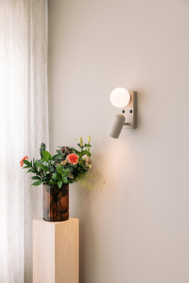 Doppio 25cm Beige lukulamppu valmistajalta Globen Lighting - Doppio on monipuolinen sein&auml;valaisin, joka valaisee kotiasi kahdella valopisteell&auml;&auml;n.