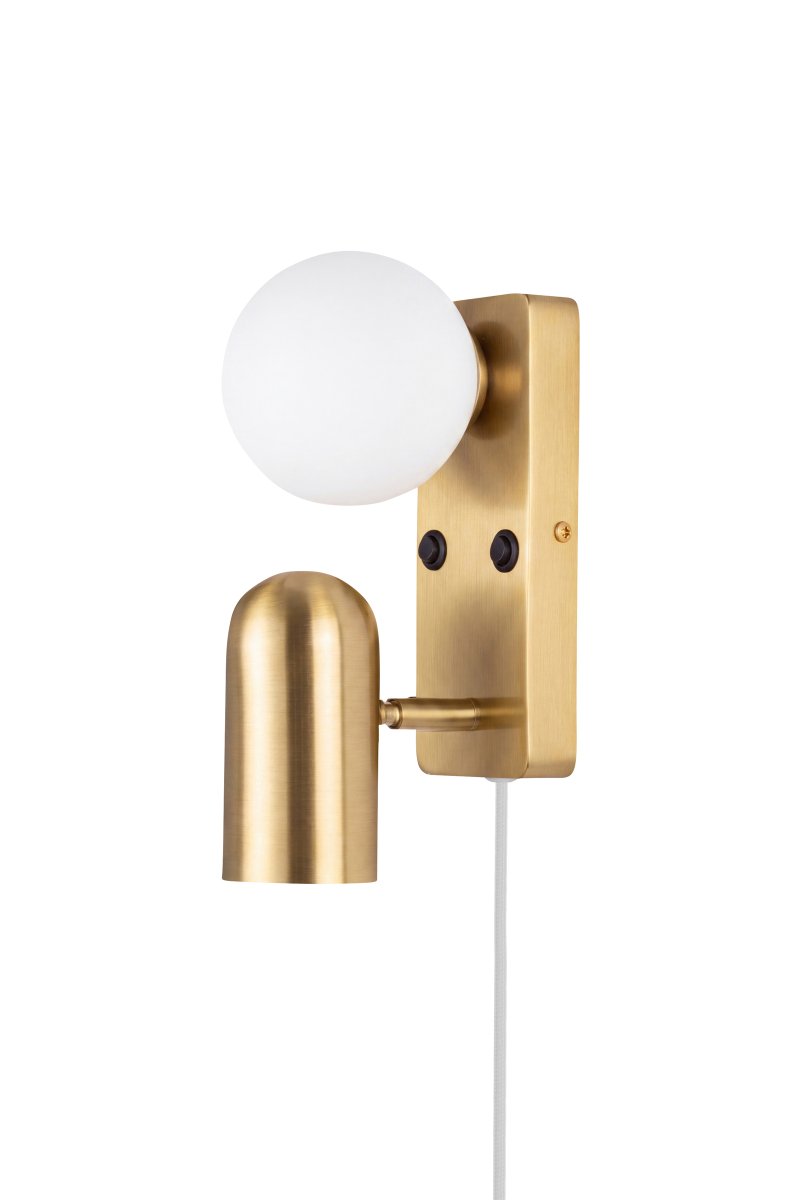 Doppio 25cm Messinki lukulamppu valmistajalta Globen Lighting - Doppio on monipuolinen metallinen seinävalaisin, jossa on elegantti harjattu messinkipinta ja valkoinen lasivarjostin.