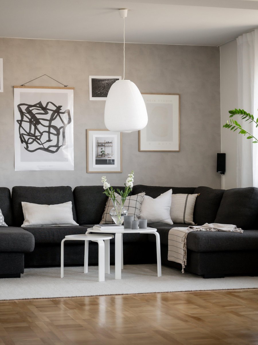 Maki Varjostinta Ø43 Ei Sis. Ripustinta Valkoinen kattovalaisin valmistajalta PR Home - Muotoonsa venytetty metallilaajentimen avulla, johon on kiinnitetty my&ouml;s lampun johto.