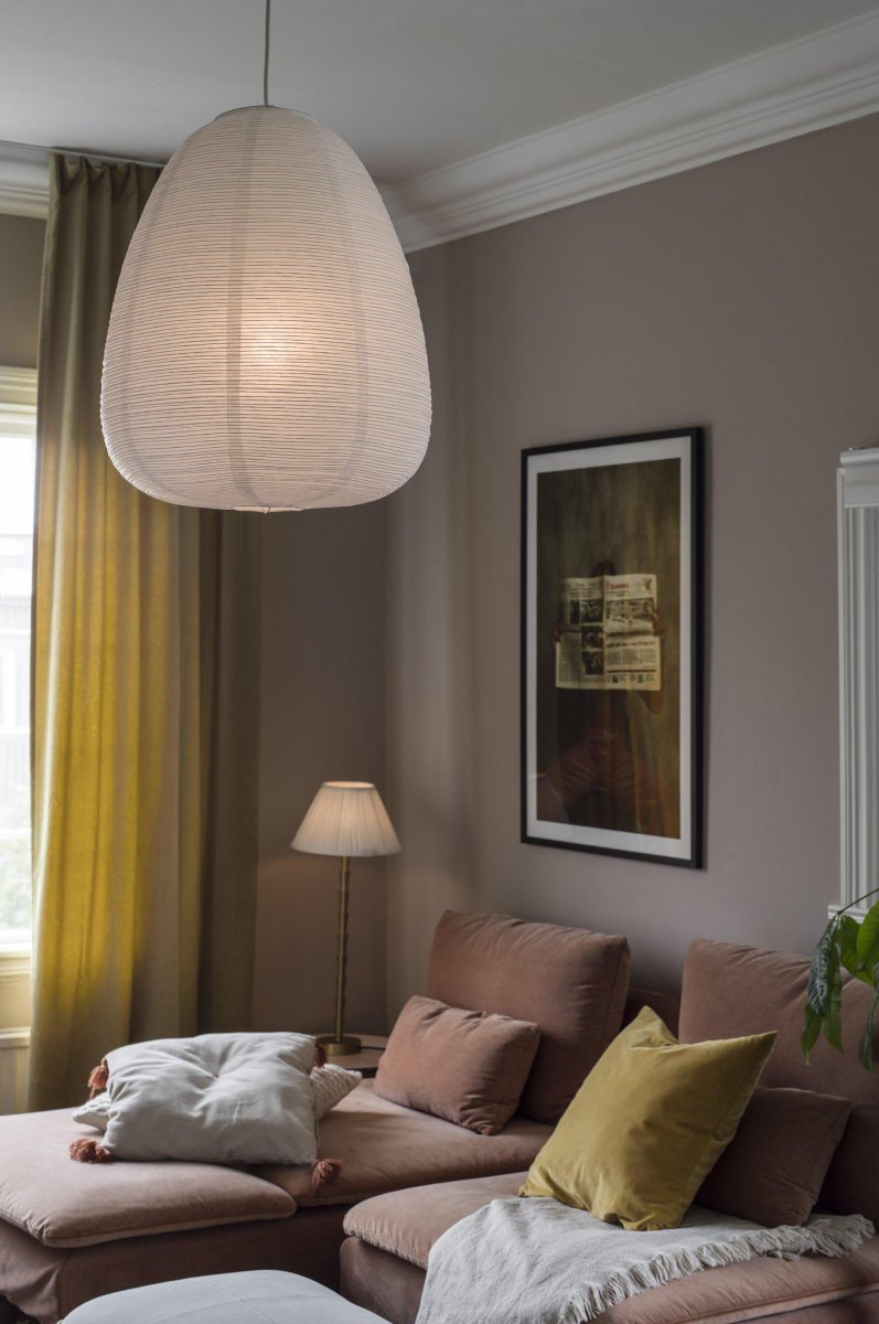 Maki Varjostinta Ø43 Ei Sis. Ripustinta Valkoinen kattovalaisin valmistajalta PR Home - Muotoonsa venytetty metallilaajentimen avulla, johon on kiinnitetty my&ouml;s lampun johto.
