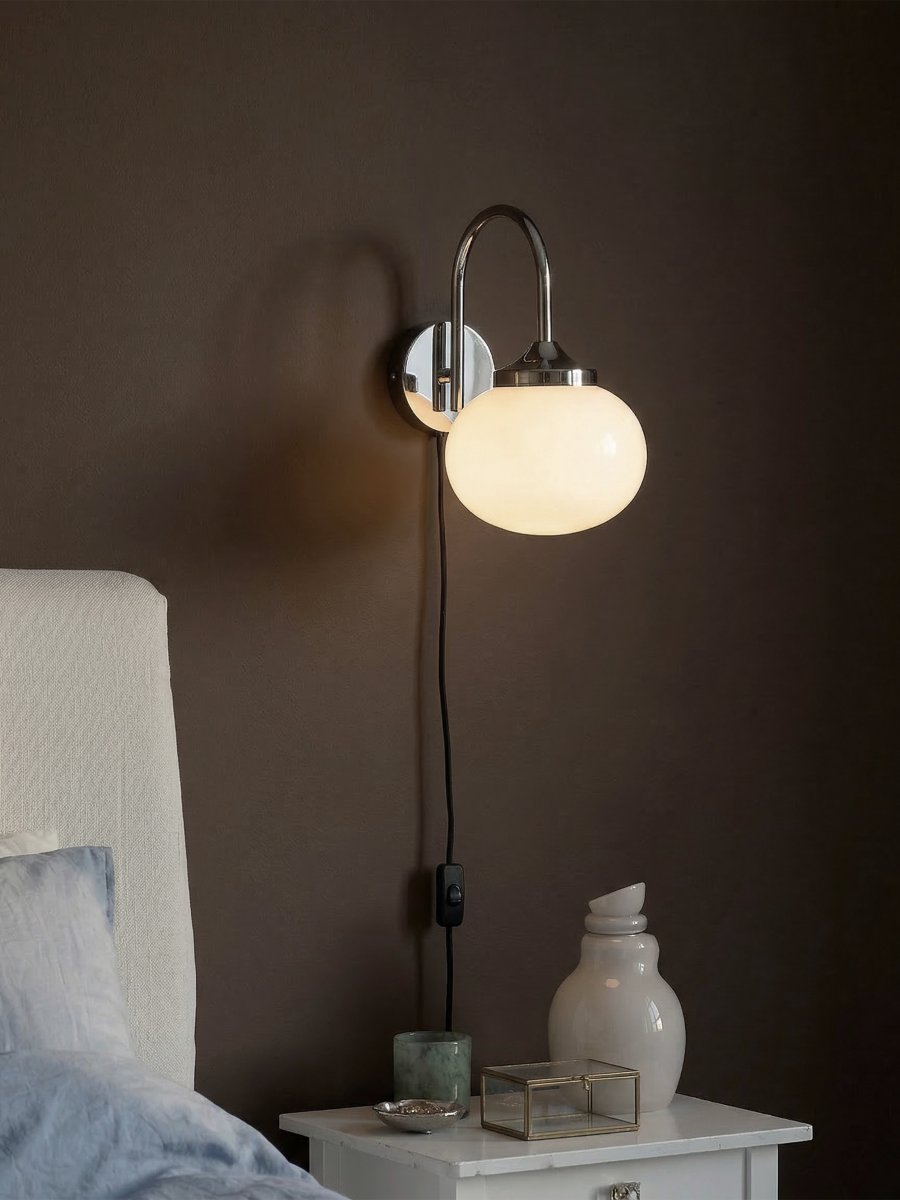 Elsy 30cm Valkoinen lukulamppu valmistajalta PR Home - Pehme&auml;sti kaareva varsi antaa lampulle harmonisen ilmeen ja tekee siit&auml; koriste-elementin kaikkeen k&auml;yt&auml;vist&auml; ja makuuhuoneista olohuoneisiin.