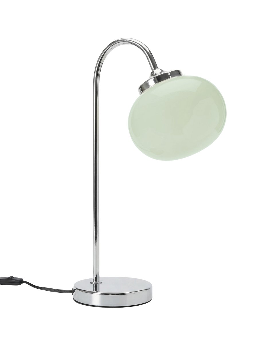 Elsy 50cm Vihreä pöytävalaisin valmistajalta PR Home - Kaareva lampunjalka antaa pehme&auml;n ja harmonisen ilmeen, joka sopii yht&auml; hyvin sivup&ouml;yd&auml;lle, y&ouml;p&ouml;yd&auml;lle kuin ty&ouml;p&ouml;yd&auml;llekin.