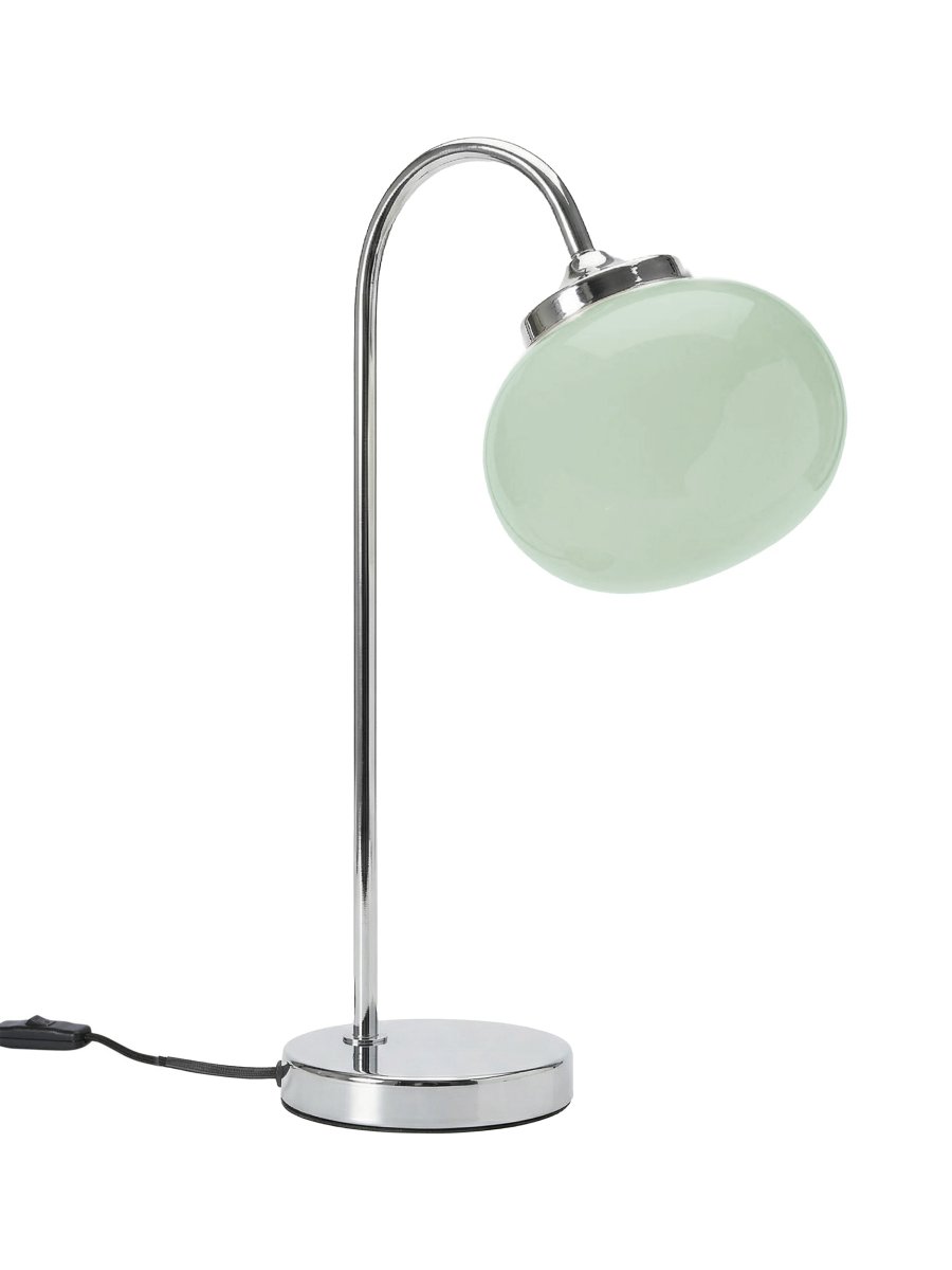 Elsy 50cm Vihreä pöytävalaisin valmistajalta PR Home - Kaareva lampunjalka antaa pehme&auml;n ja harmonisen ilmeen, joka sopii yht&auml; hyvin sivup&ouml;yd&auml;lle, y&ouml;p&ouml;yd&auml;lle kuin ty&ouml;p&ouml;yd&auml;llekin.