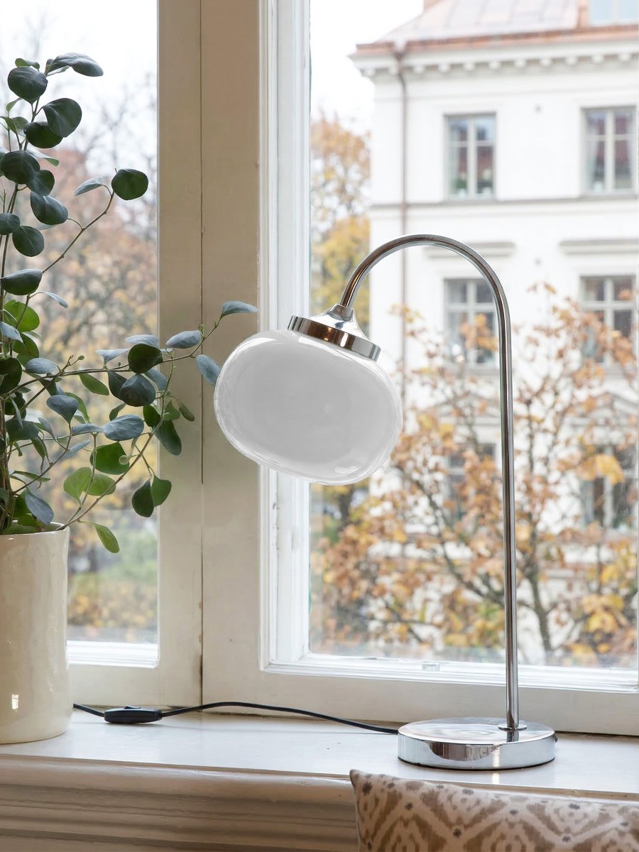 Elsy 50cm Valkoinen pöytävalaisin valmistajalta PR Home - Kaareva lampunjalka antaa pehme&auml;n ja harmonisen ilmeen, joka sopii yht&auml; hyvin sivup&ouml;yd&auml;lle, y&ouml;p&ouml;yd&auml;lle kuin ty&ouml;p&ouml;yd&auml;llekin.