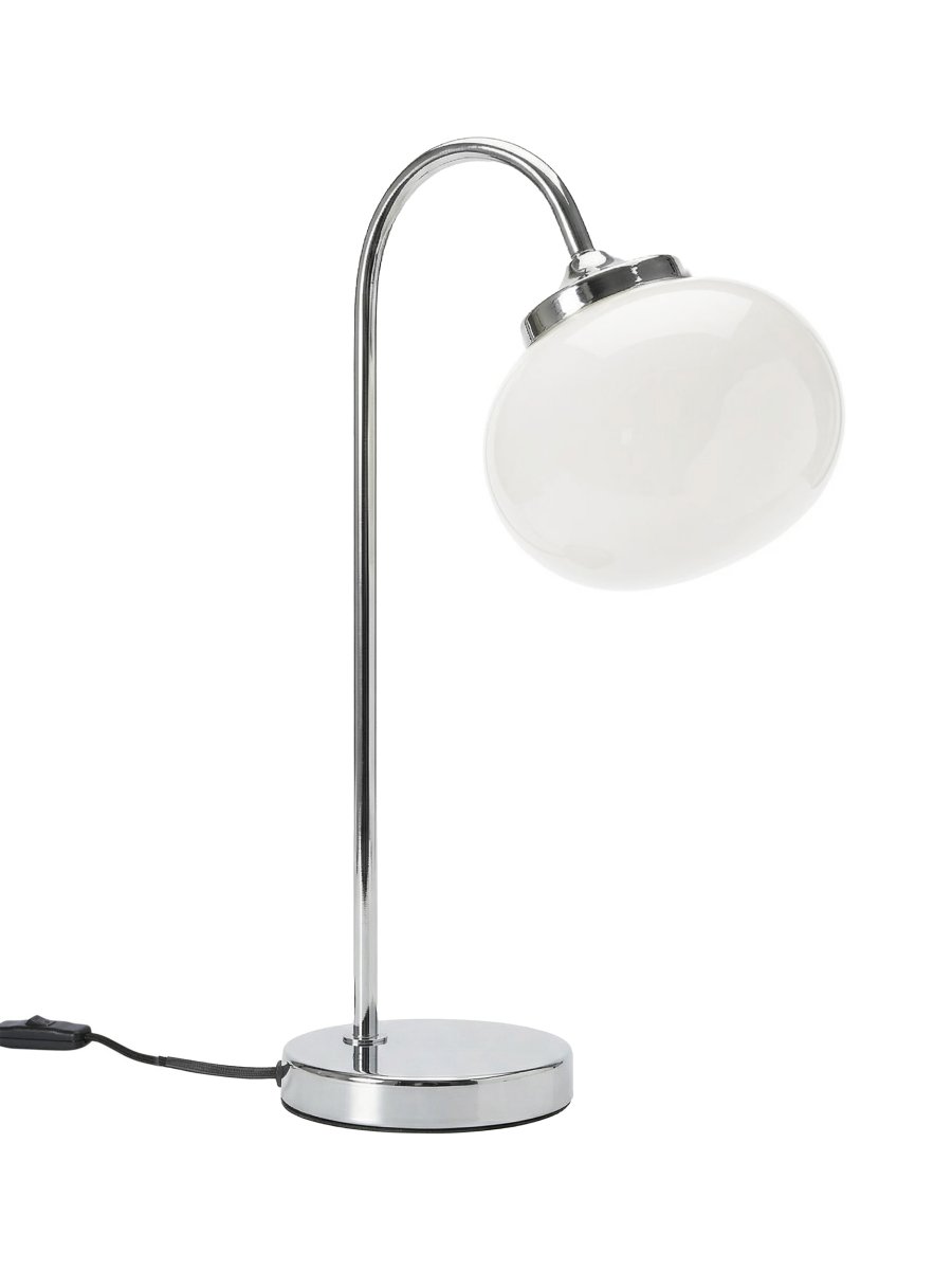 Elsy 50cm Valkoinen pöytävalaisin valmistajalta PR Home - Kaareva lampunjalka antaa pehme&auml;n ja harmonisen ilmeen, joka sopii yht&auml; hyvin sivup&ouml;yd&auml;lle, y&ouml;p&ouml;yd&auml;lle kuin ty&ouml;p&ouml;yd&auml;llekin.