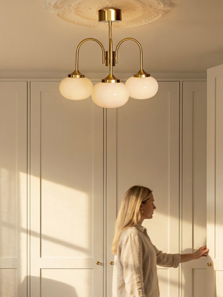 Elsy Ø52 Harjattu messinki plafondi valmistajalta PR Home - Valaisimessa on kolme alasp&auml;in osoittavaa vartta, joiden kermanv&auml;riset lasivarjostimet levitt&auml;v&auml;t pehme&auml;&auml; ja miellytt&auml;v&auml;&auml; hehkua luoden viihtyis&auml;n tunnelman esimerkiksi olohuoneeseen, ruokailutilaan tai eteiseen.