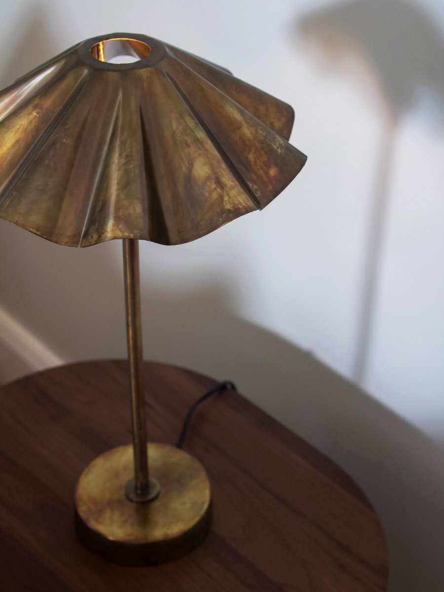 Aira 46cm Messinki pöytävalaisin valmistajalta PR Home - Pinta hohtaa sinisen, vihre&auml;n ja kuparin s&auml;vyiss&auml;, mik&auml; luo eloisan vaikutelman, joka tekee jokaisesta kappaleesta ainutlaatuisen.