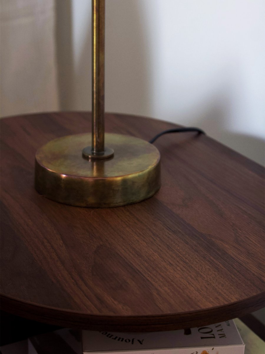 Aira 46cm Messinki pöytävalaisin valmistajalta PR Home - Pinta hohtaa sinisen, vihre&auml;n ja kuparin s&auml;vyiss&auml;, mik&auml; luo eloisan vaikutelman, joka tekee jokaisesta kappaleesta ainutlaatuisen.