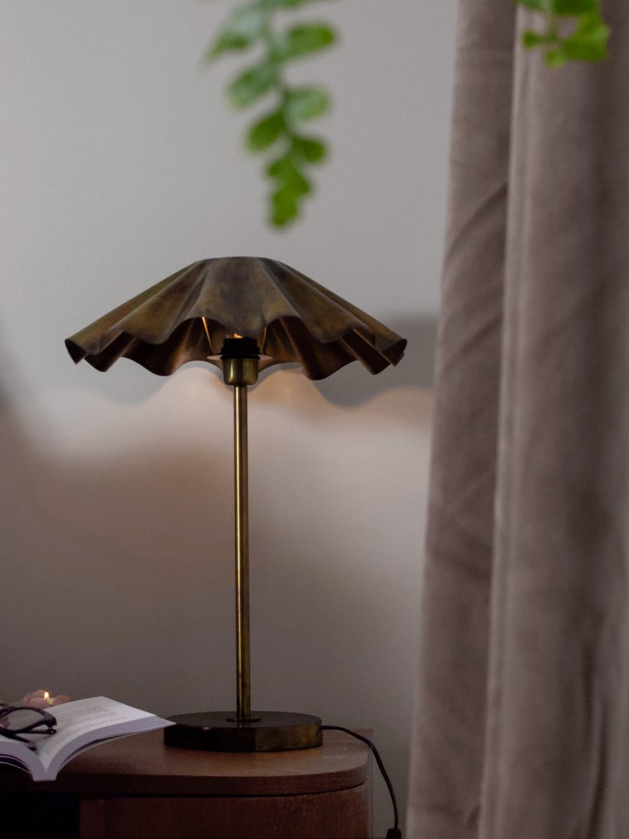 Aira 54cm Messinki pöytävalaisin valmistajalta PR Home - Pinta hohtaa sinisen, vihre&auml;n ja kuparin s&auml;vyiss&auml;, mik&auml; luo eloisan vaikutelman, joka tekee jokaisesta kappaleesta ainutlaatuisen.