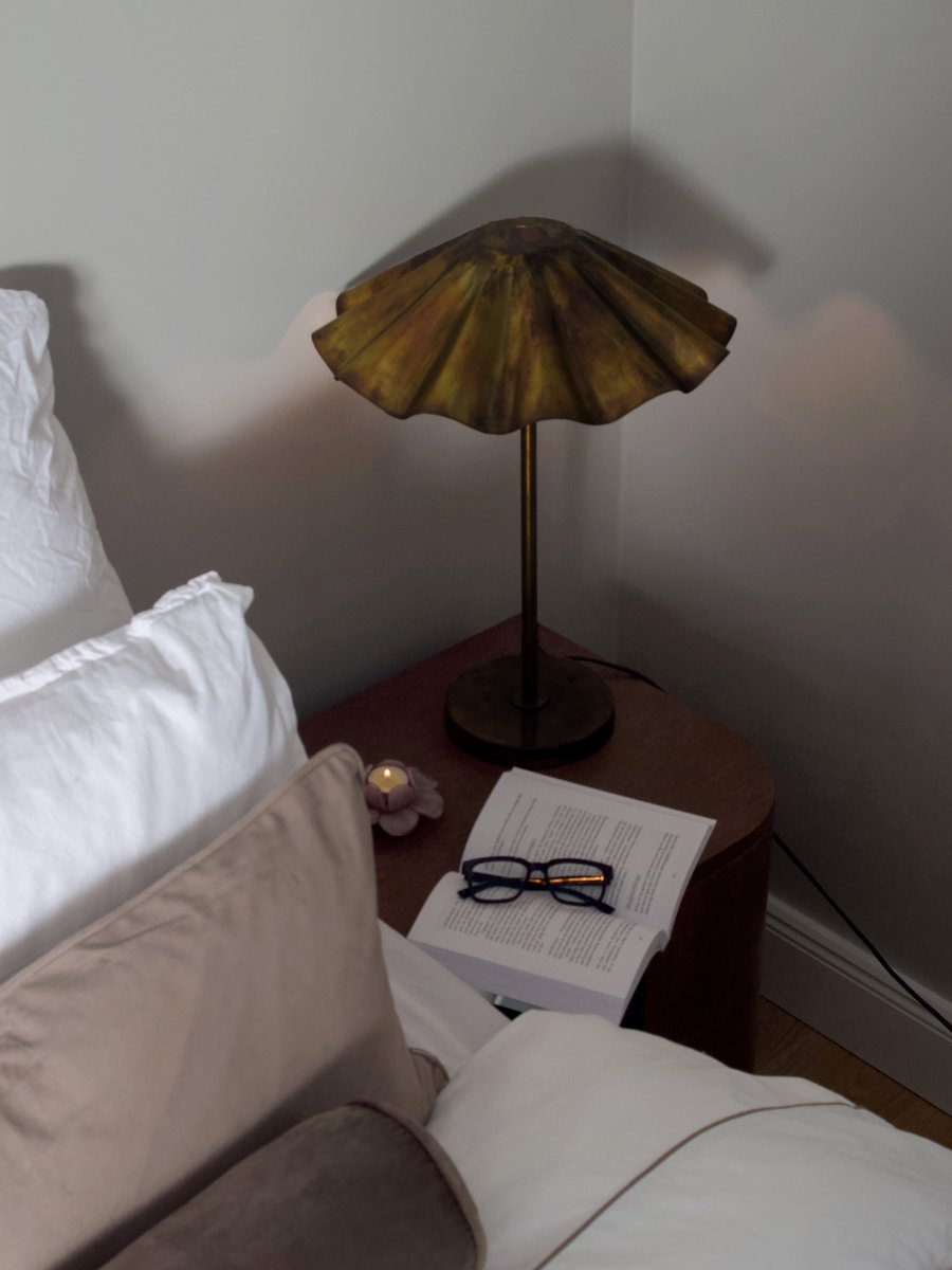 Aira 54cm Messinki pöytävalaisin valmistajalta PR Home - Pinta hohtaa sinisen, vihre&auml;n ja kuparin s&auml;vyiss&auml;, mik&auml; luo eloisan vaikutelman, joka tekee jokaisesta kappaleesta ainutlaatuisen.