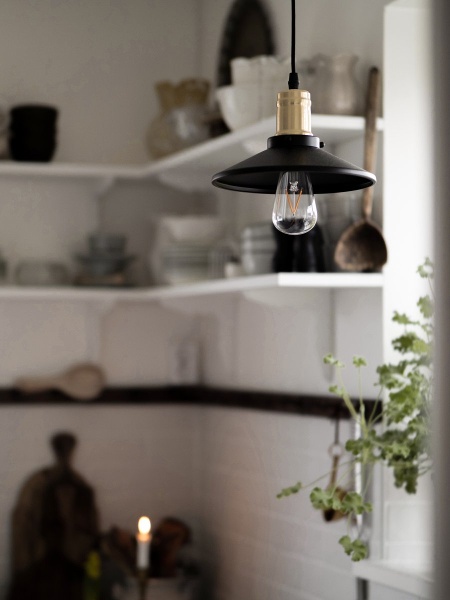 Disc Ø22 Musta ikkunavalaisin valmistajalta Globen Lighting - Disc on ihastuttava suutarinvalaisin, jonka muotoilu on saanut inspiraationsa vuosisadan vaihteesta.