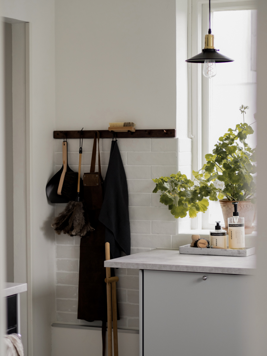 Disc Ø22 Musta ikkunavalaisin valmistajalta Globen Lighting - Disc on ihastuttava suutarinvalaisin, jonka muotoilu on saanut inspiraationsa vuosisadan vaihteesta.