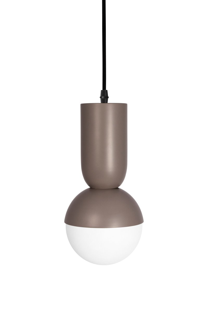 Nero Ø13 Ruskea kattovalaisin valmistajalta Globen Lighting - Valaisin on mattalakattua mooliväristä metallia ja siinä on 350 cm pitkä musta tekstiilikaapeli kytkimellä ja pistokkeella.