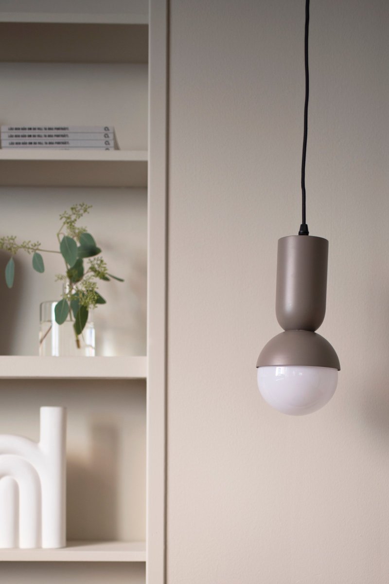 Nero Ø13 Ruskea kattovalaisin valmistajalta Globen Lighting - Valaisin on mattalakattua mooliväristä metallia ja siinä on 350 cm pitkä musta tekstiilikaapeli kytkimellä ja pistokkeella.