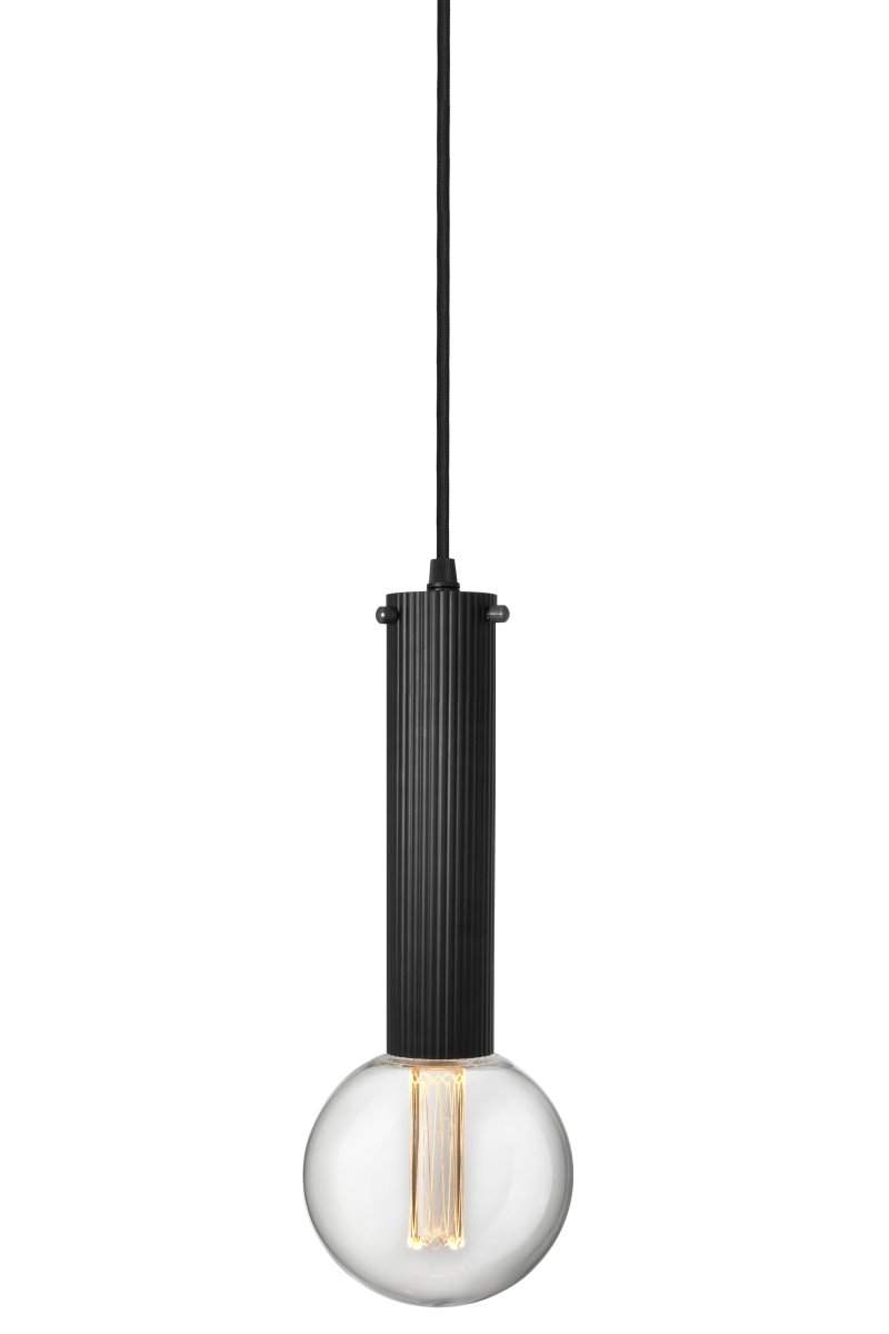 Hubble 22cm Musta ikkunavalaisin valmistajalta Globen Lighting - Aseta useita per&auml;kk&auml;in keitti&ouml;n, baarin tai ruokap&ouml;yd&auml;n ylle tai anna yhden luoda tyylik&auml;s yksityiskohta ikkunaan.