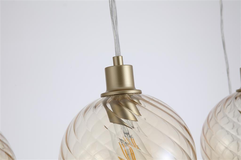 Radiance 95cm Kulta kattovalaisin valmistajalta Searchlight - Kun lamppu on p&auml;&auml;ll&auml;, levi&auml;&auml; pehme&auml; ja kutsuva hehku.