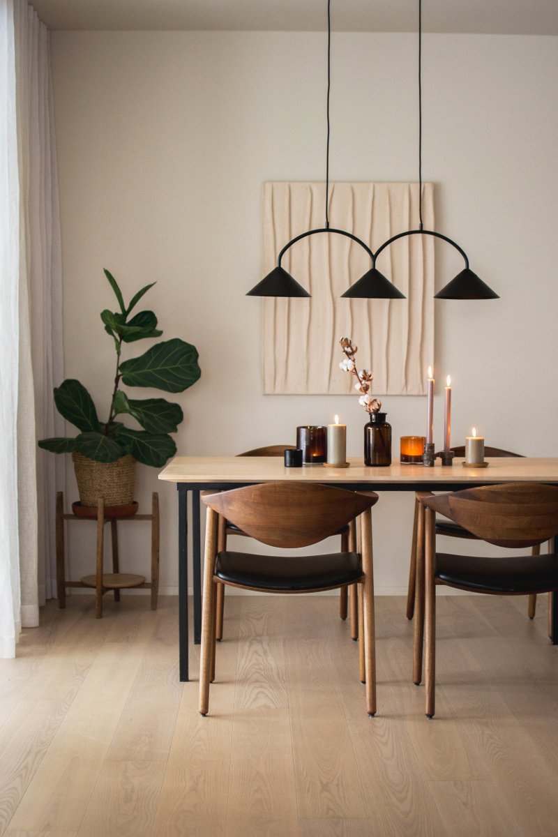 Curve 95cm Musta kattovalaisin valmistajalta Globen Lighting - Riippuvalaisin on valmistettu mattalakatusta metallista, ja siinä on kolme varjostinta.