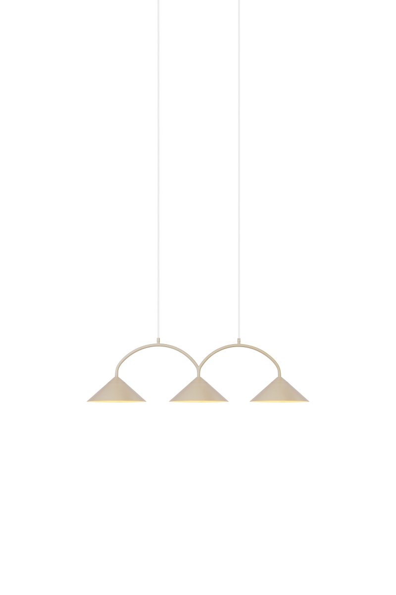 Curve 95cm Beige kattovalaisin valmistajalta Globen Lighting - Riippuvalaisin on valmistettu mattalakatusta metallista, ja siinä on kolme varjostinta.